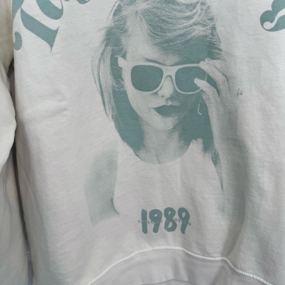 Taylor Swift 1989 Cream Sweatshirt with Green Print MEDIUM - Picture 2 of 5